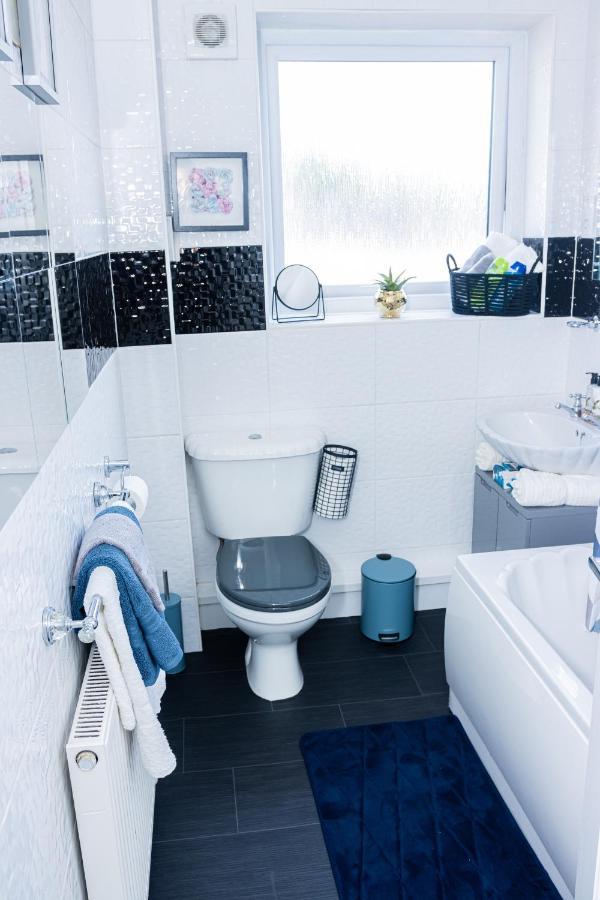 Td Stourb Dudley - Luxurious 3 Bedroom House - Sleeps 7 - Dy1 - Long And Short Stay ไบร์ลีย์ฮิล ภายนอก รูปภาพ