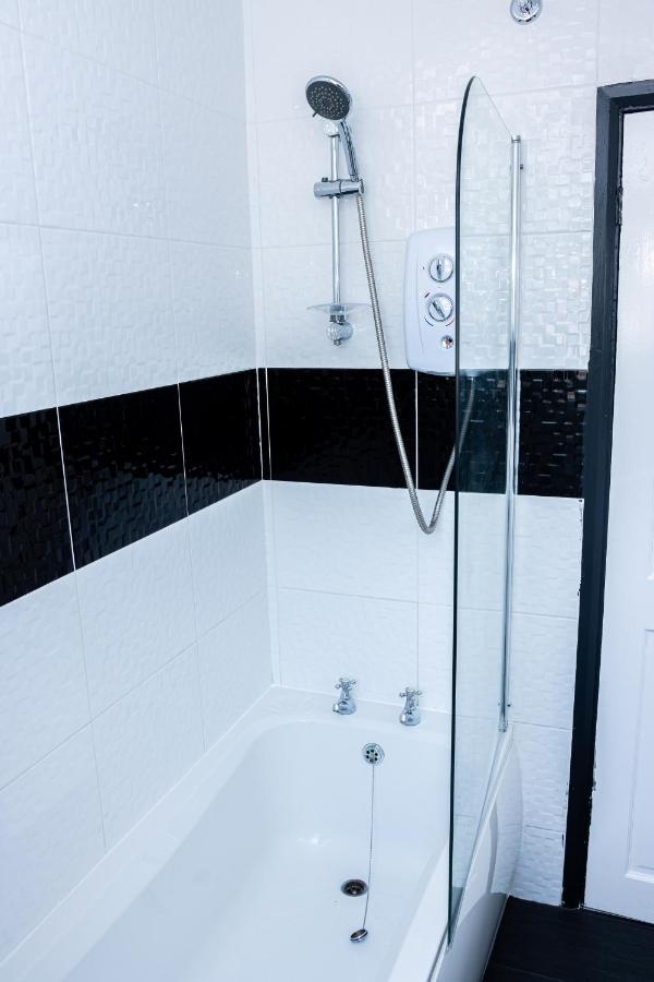 Td Stourb Dudley - Luxurious 3 Bedroom House - Sleeps 7 - Dy1 - Long And Short Stay ไบร์ลีย์ฮิล ภายนอก รูปภาพ